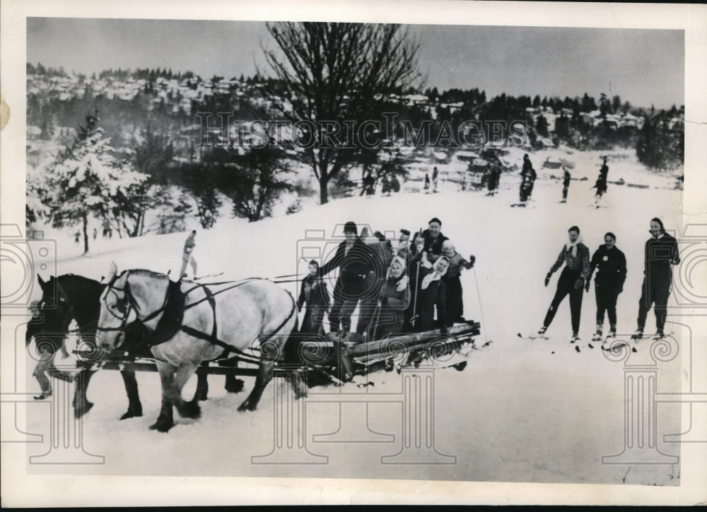 1950 Press Photo John Cameron using his horse drawn sleigh to go places