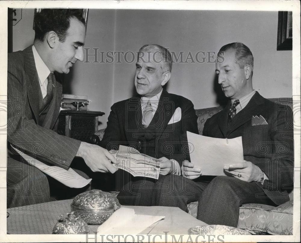 1942 Press Photo Peter Douris, Chairman of the APHEPA War Bonds Committee