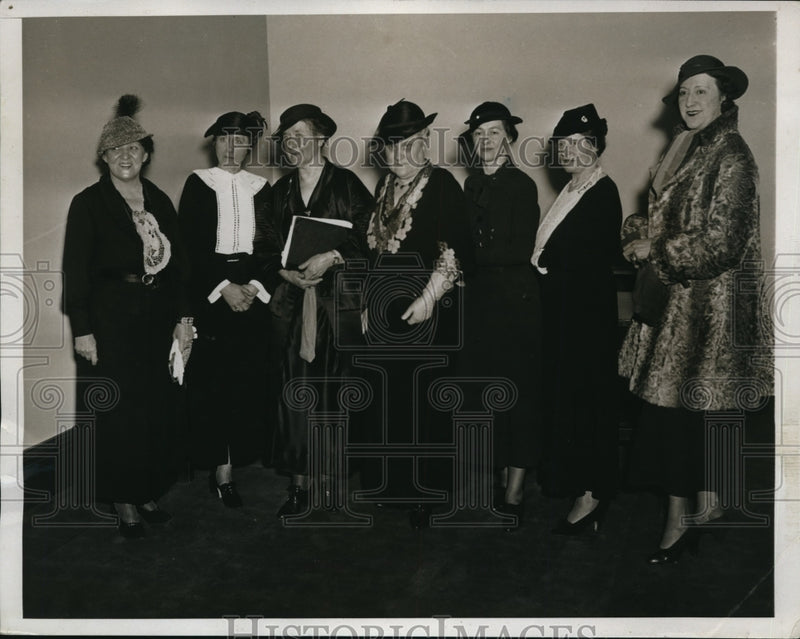 Load image into Gallery viewer, 1935 Press Photo Mrs. John Garner Wife Of VP With Senate Wives At Ladies Lunch
