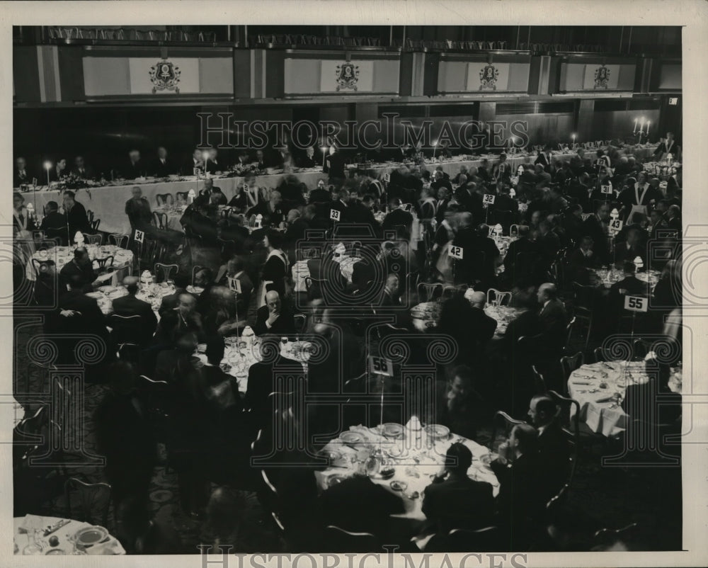 1946 Press Photo Hotel Astor Uses Candlelight To Conserve Electricity WWII