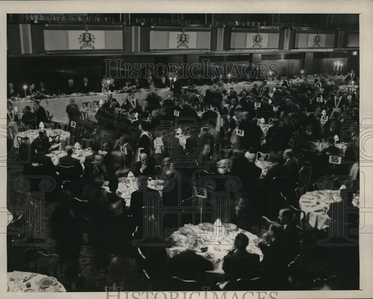 1946 Press Photo Hotel Astor Uses Candlelight To Conserve Electricity WWII