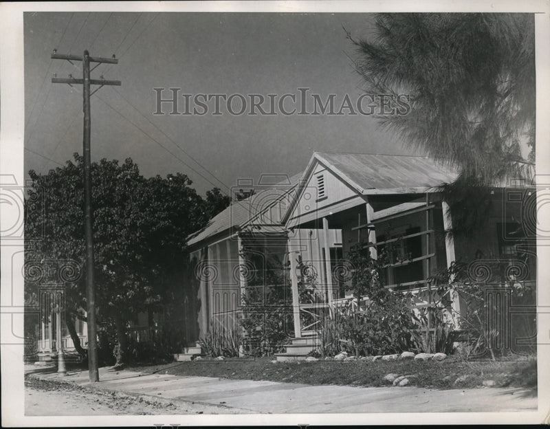 Load image into Gallery viewer, 1937 Press Photo Cottage owned by cigar makers.

