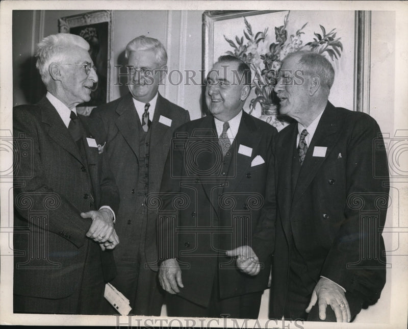 Load image into Gallery viewer, 1944 Press Photo Iowa Mayors Meet At US Conference Of Mayors in Chicago
