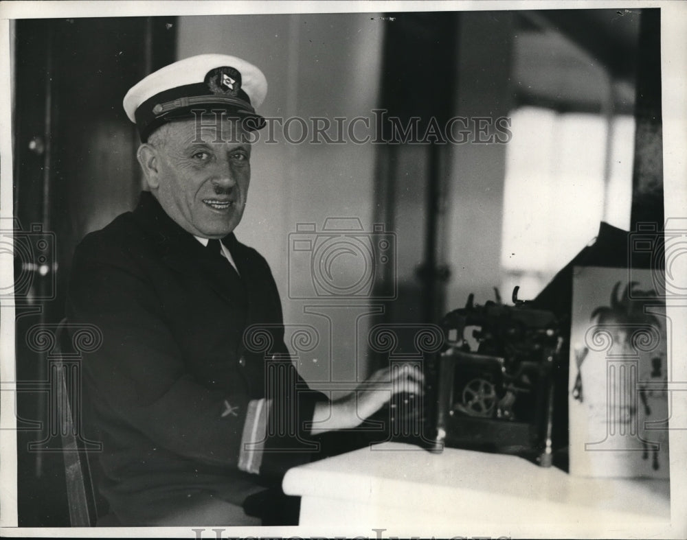 1932 Press Photo Editor Harry H. Berg at work.