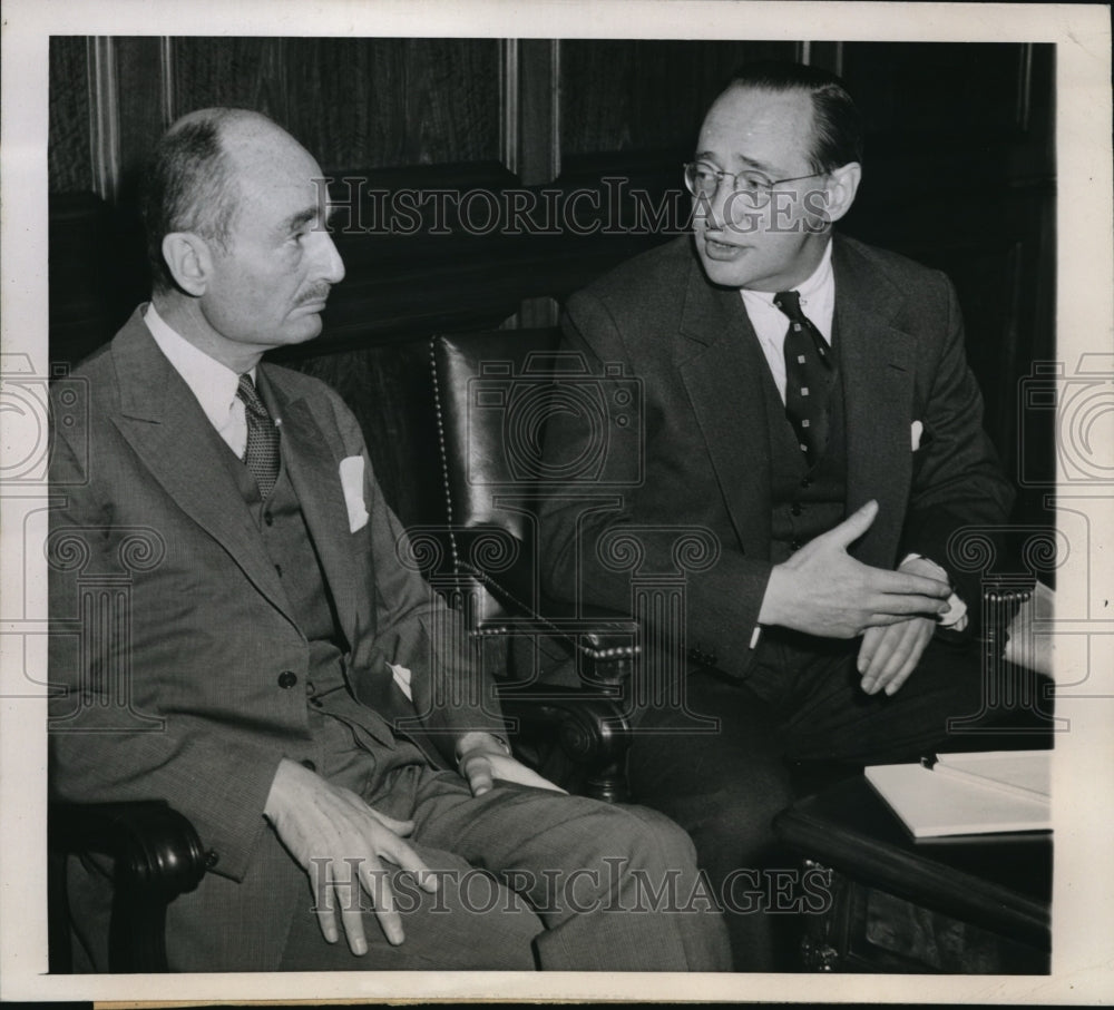 1944 Press Photo US Attorney General Francis Biddle talking to Wayne Taylor