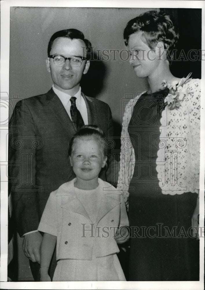 1968 Press Photo Reunited with Family- Historic Images