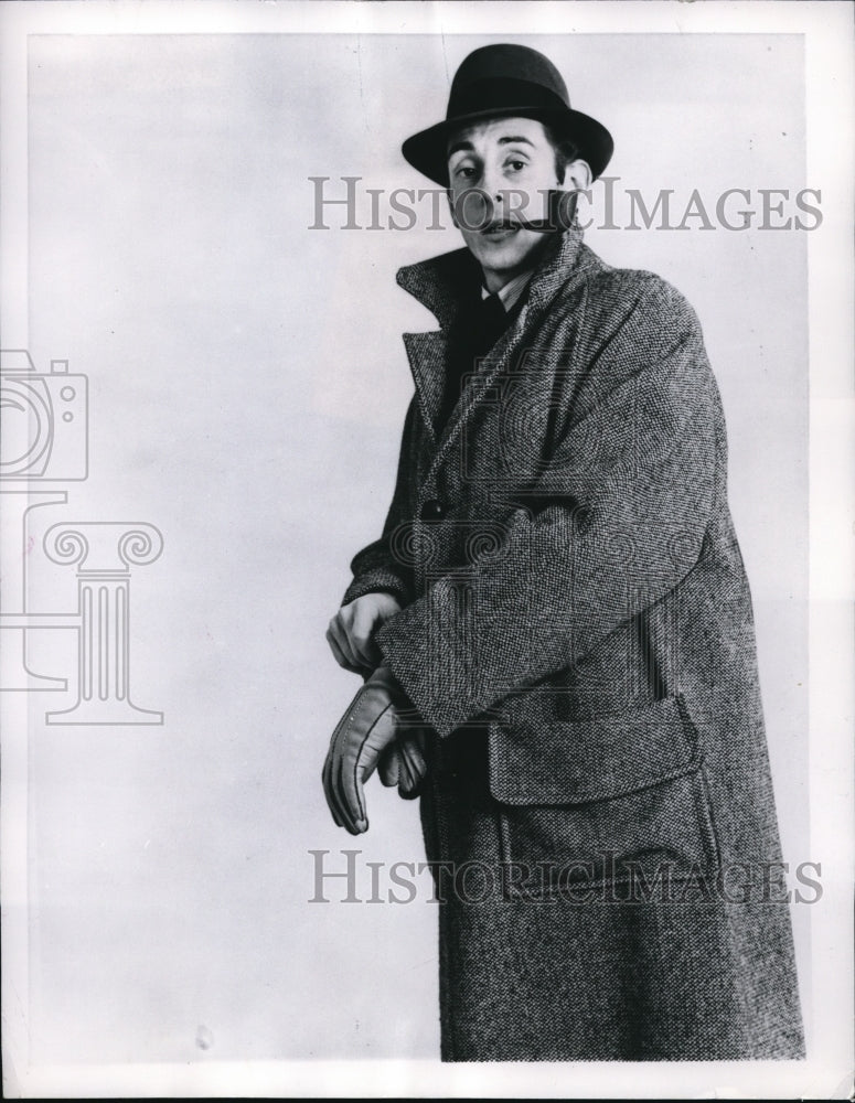1956 Press Photo Jack Beaber Wears Ugly Coate Made For Him By Wife fon-Tayne