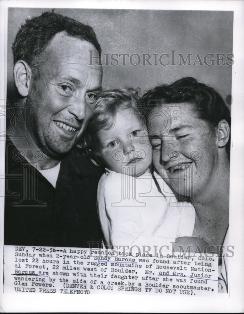 1956 Press Photo Child Lost In Roosevelt Park Mountains Sandy Barcus And Parents