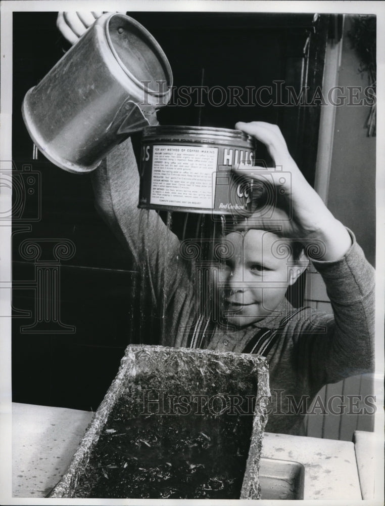 1961 Press Photo Middle Schooler Palmer Buesser Shows Soil Erosion To Class