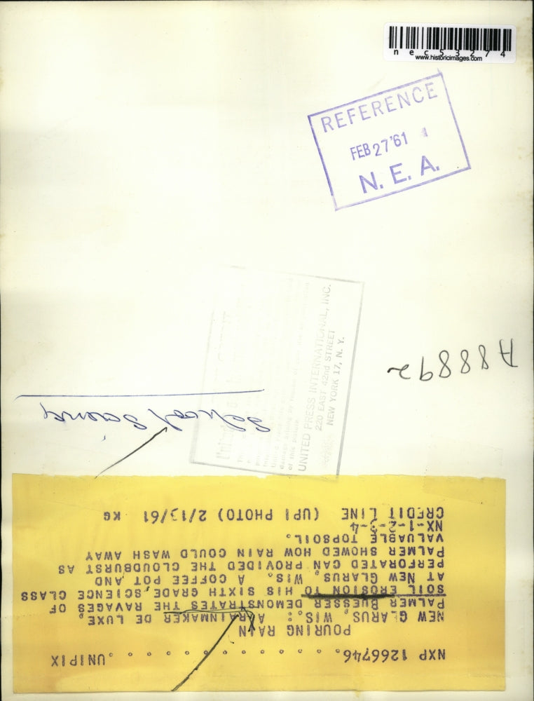 1961 Press Photo Middle Schooler Palmer Buesser Shows Soil Erosion To Class