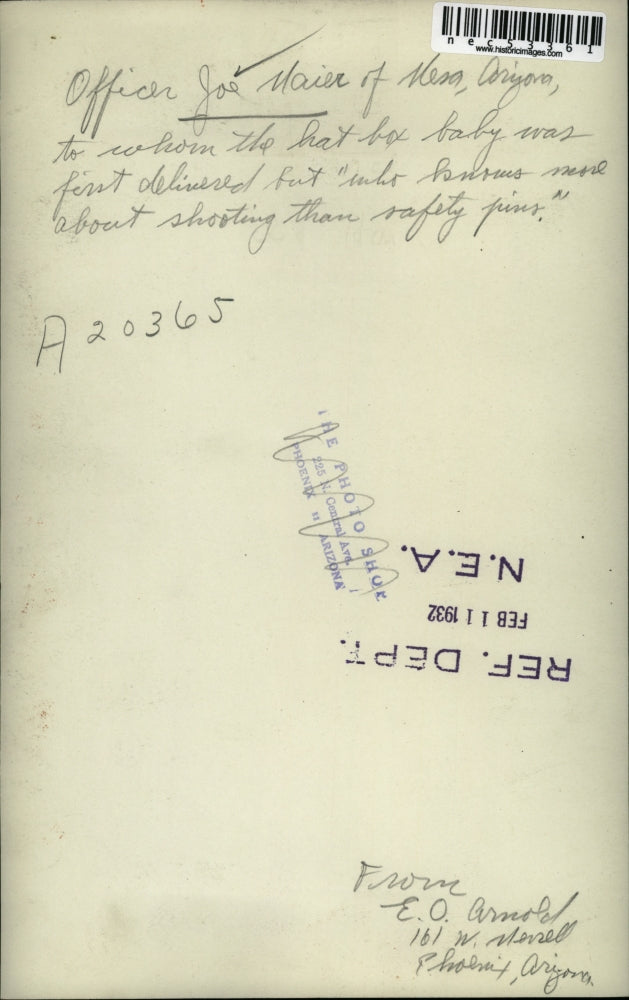Load image into Gallery viewer, 1932 Press Photo Officer Joe Maier Of Mesa Arizona Recipient Of Hat Box Baby
