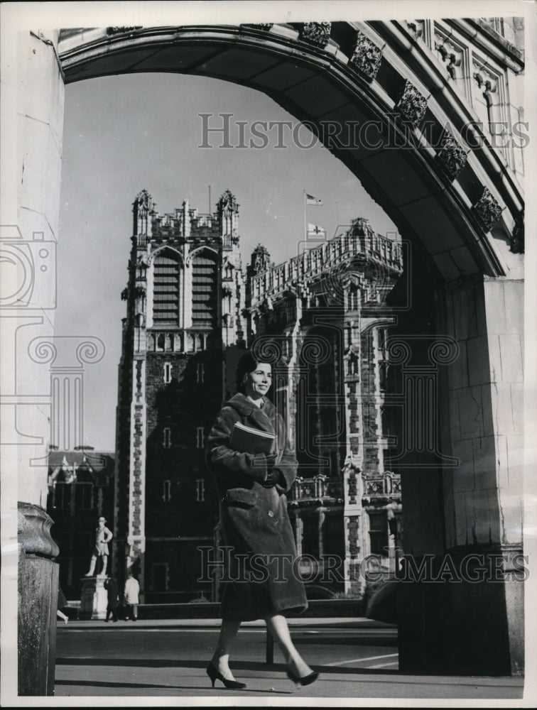 1960 Press Photo Student / Stewardess Marie Louise Hurley at City College of NY