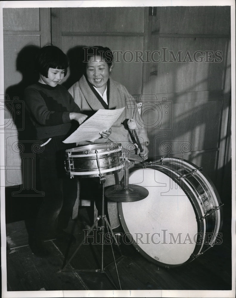 1956 Press Photo Yukie Yoshikawa, 47, learns how to read a score from daughter