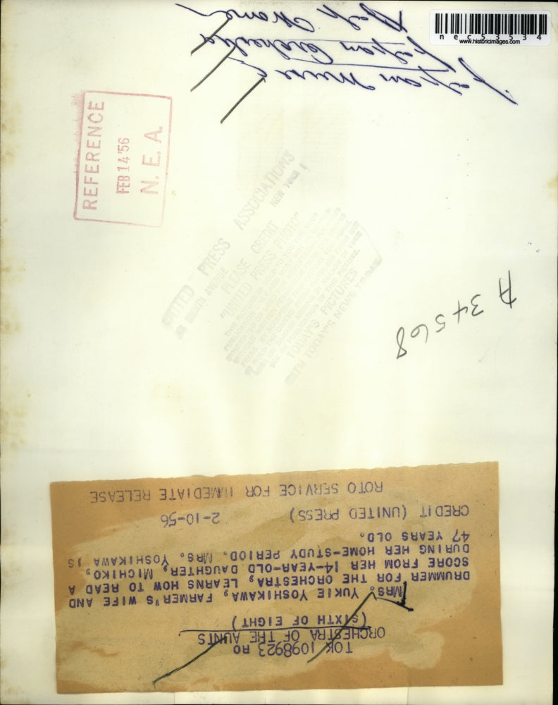 1956 Press Photo Yukie Yoshikawa, 47, learns how to read a score from daughter