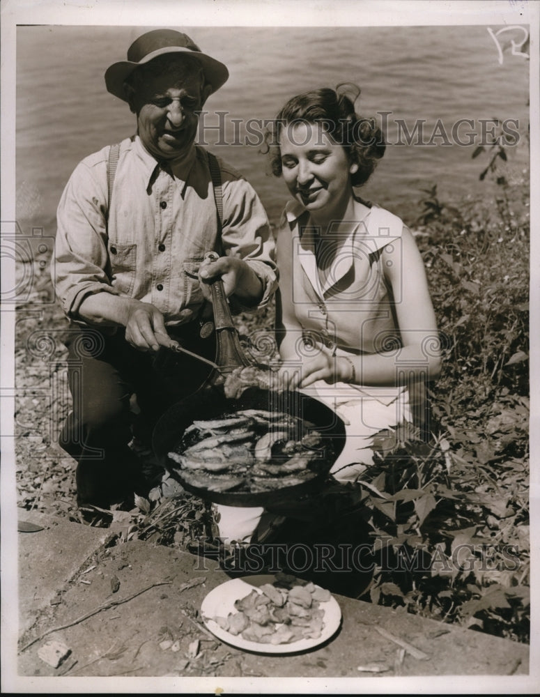 Load image into Gallery viewer, 1938 Press Photo Marion Bennett at Bass Season Opening in Thousand Islands
