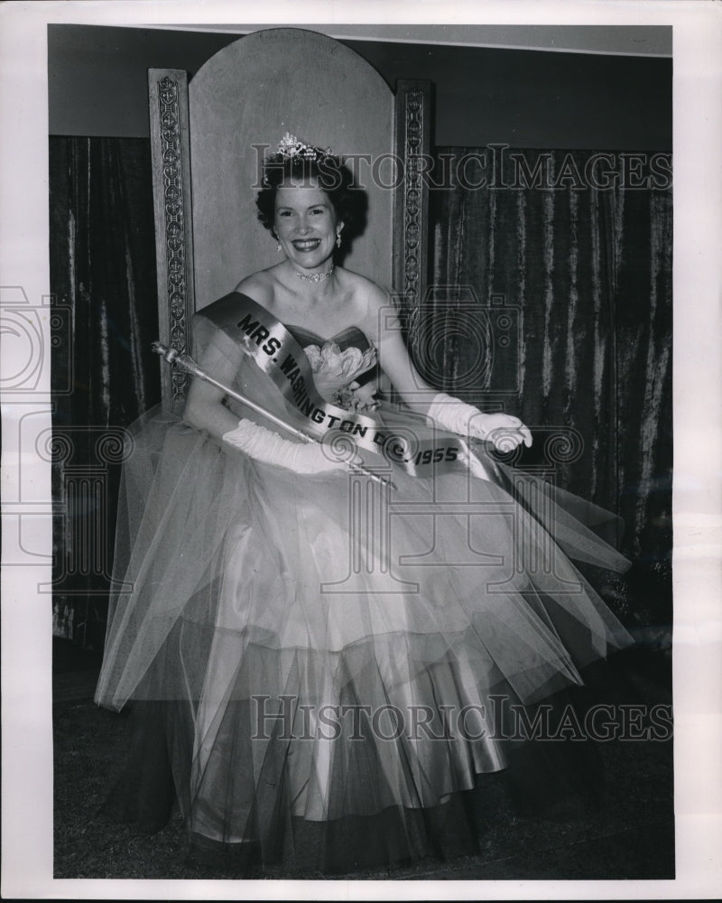 1954 Press Photo Mrs.Kenneth Staffa of Wash. crowned as Mrs.America title.