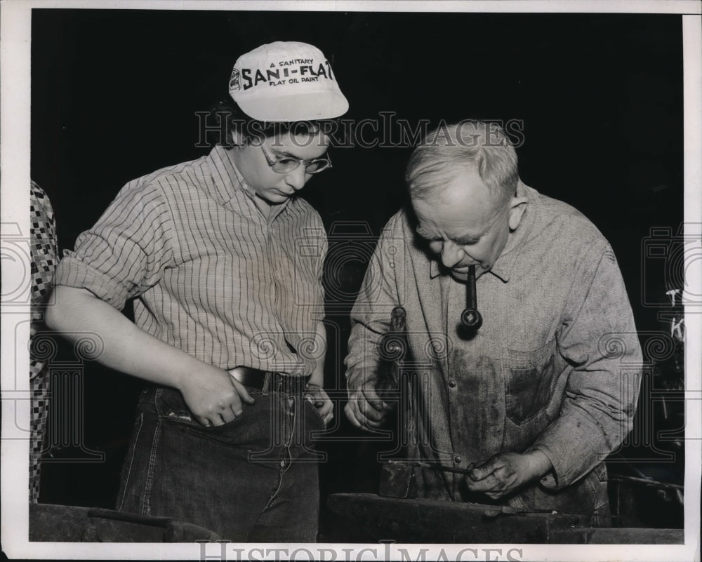 1938 Press Photo New course in blacksmithing for girls at Swarthmore College.