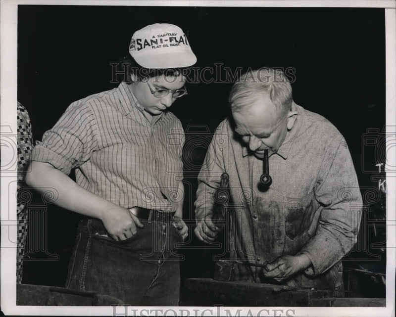 Load image into Gallery viewer, 1938 Press Photo New course in blacksmithing for girls at Swarthmore College.
