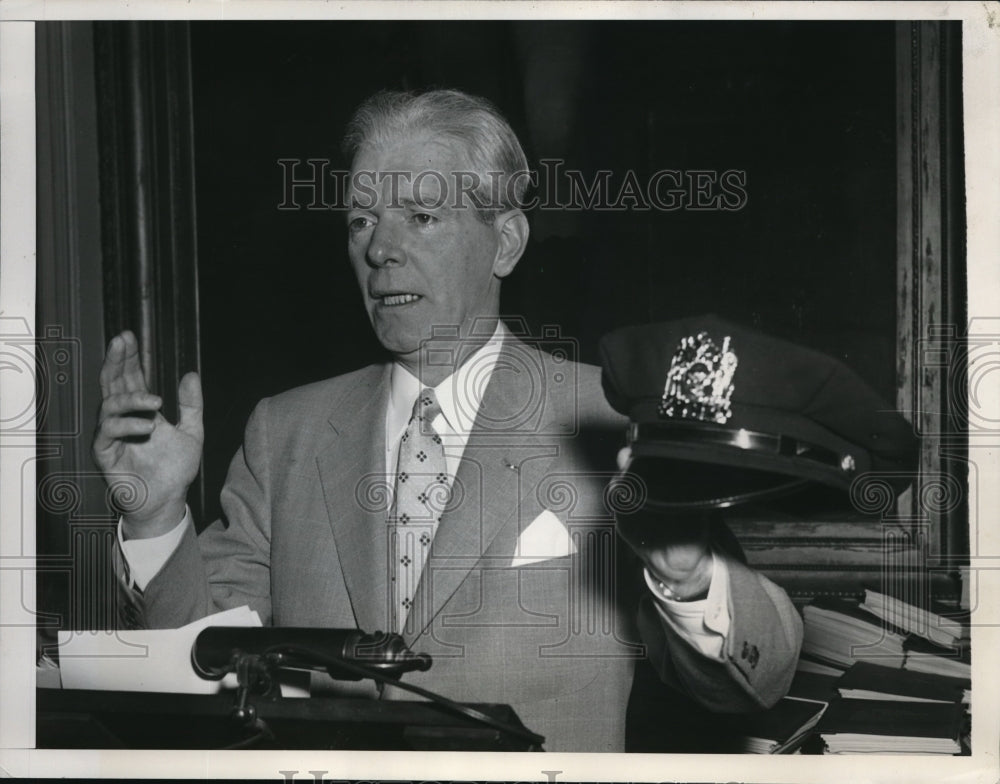 1952 Press Photo A policeman giving a speech during the tax hearing.