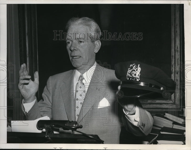 Load image into Gallery viewer, 1952 Press Photo A policeman giving a speech during the tax hearing.
