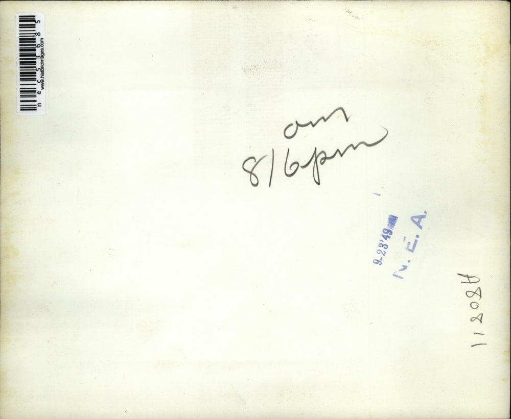 1949 Press Photo Mrs. Earl Dumont saves 2-year-old son Garry who fell in well