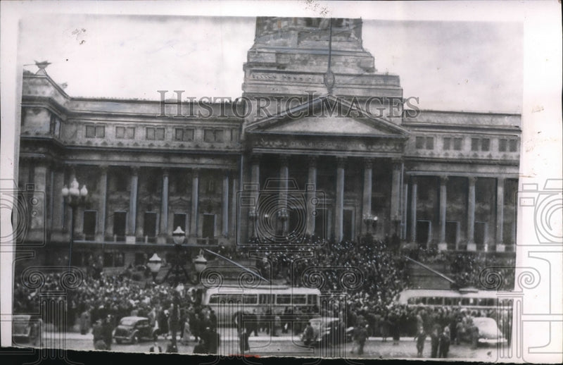 Load image into Gallery viewer, 1955 Press Photo Beunos Aires defiant crowds anti-Catholic ban President Juan

