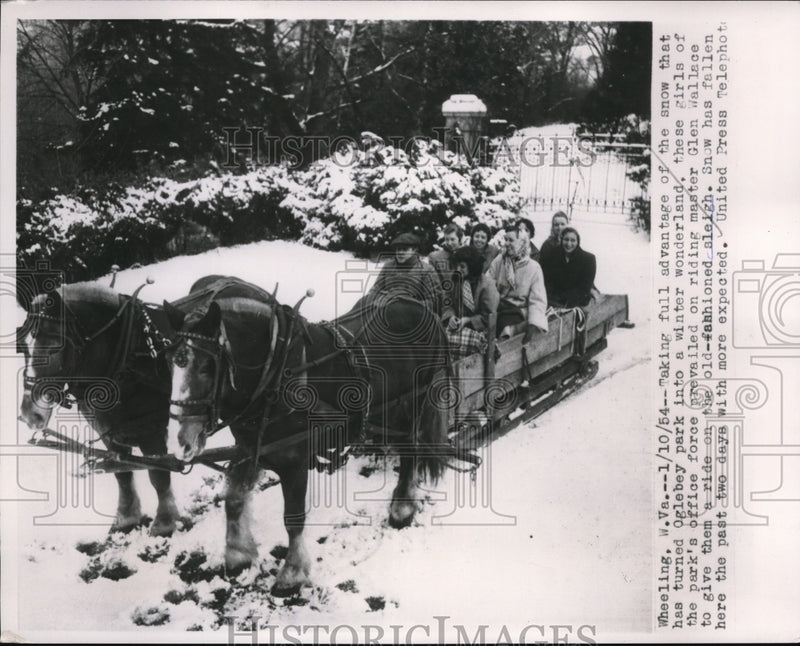 Load image into Gallery viewer, 1954 Press Photo Old Fashioned Sleigh Ride
