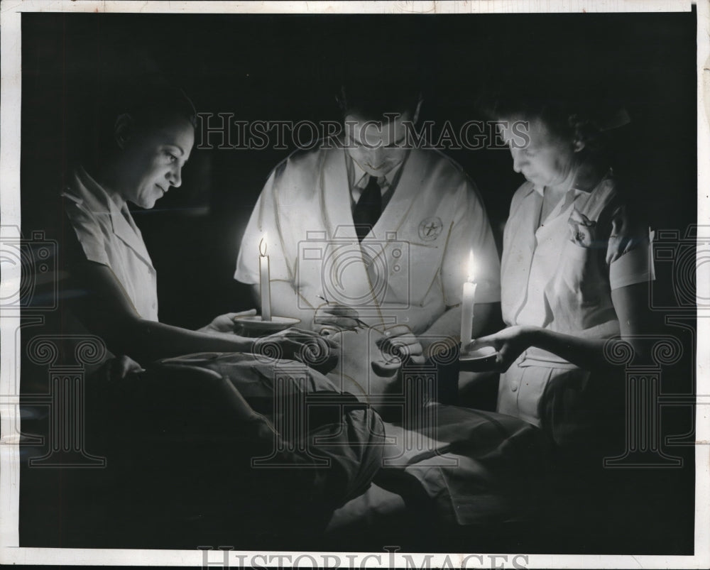 1940 Press Photo LA, Calif. Dr & emergency room patient in ER during blackout