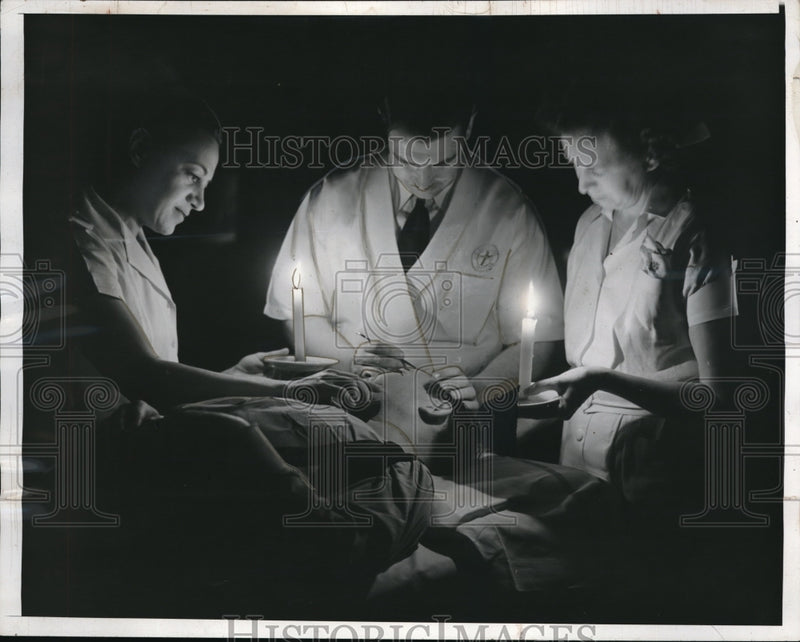 Load image into Gallery viewer, 1940 Press Photo LA, Calif. Dr &amp; emergency room patient in ER during blackout
