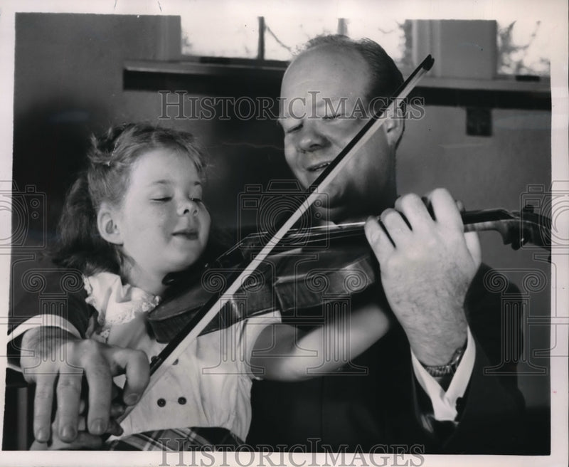 Load image into Gallery viewer, 1949 Press Photo Mack Harrell &amp; daughter Jane violinist at Metropolitan Opera
