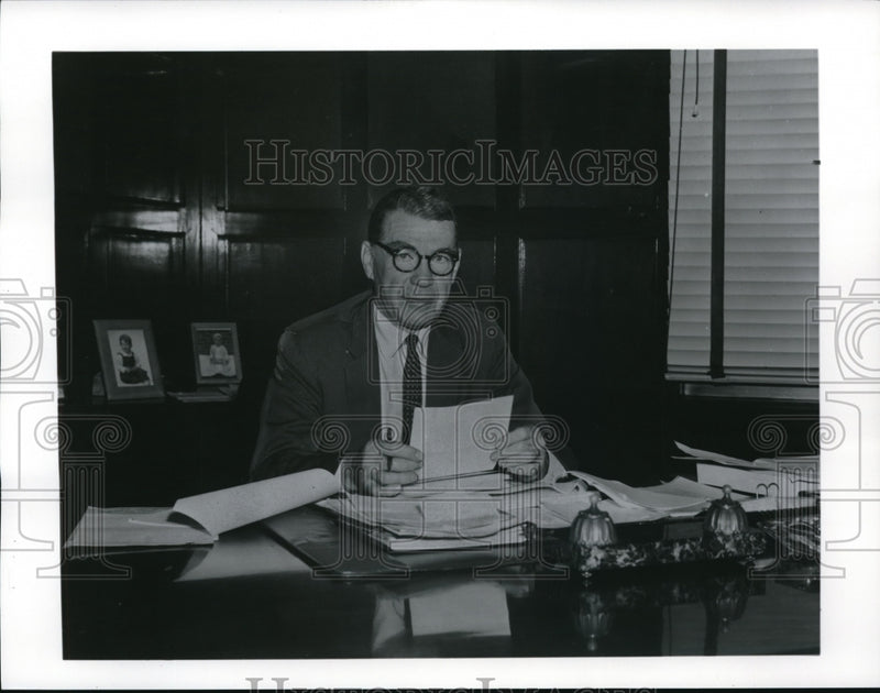 Load image into Gallery viewer, 1963 Press Photo Jervis Langson Jr. pres of B&amp; E Ohio RR
