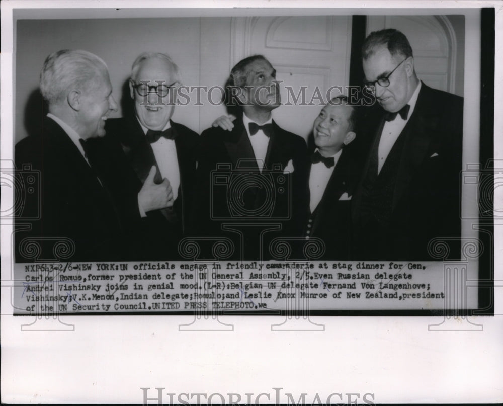 1954 Press Photo UN officials at stage dinner for the former president of UN.- Historic Images