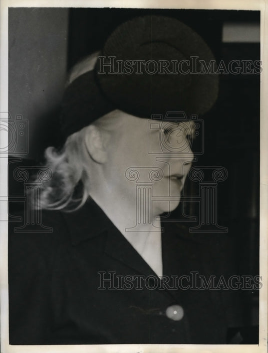 1942 Press Photo Mrs. Marie Doorley is being held by the police for questioning.- Historic Images