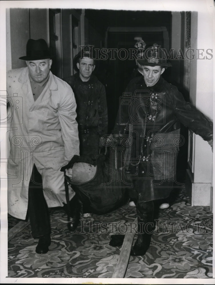 1961 Press Photo Chicago, firemen carry body of H Williams, fire victim
