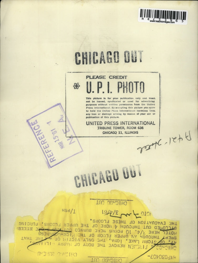 1961 Press Photo Chicago, firemen carry body of H Williams, fire victim