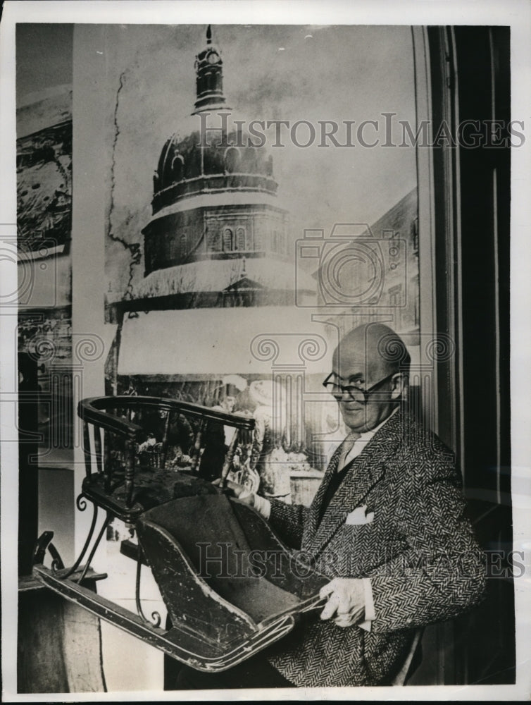 Load image into Gallery viewer, 1961 Press Photo Tore Torndahl displays his antiques at a swedish show.
