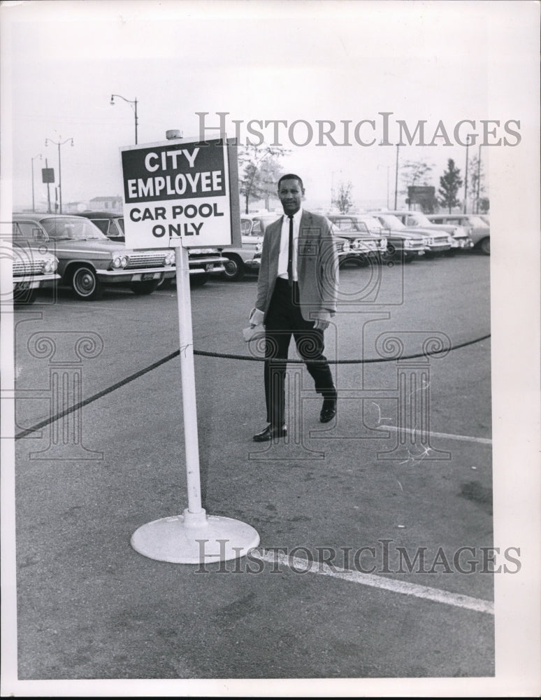 1963 Press Photo Frank Bryant at parking lot.