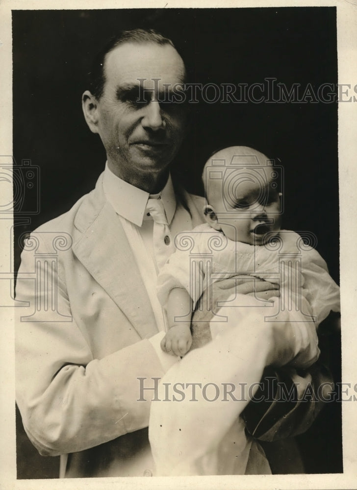 1918 Press Photo Daniel C Roper, IRS Commissioner & granddaughter M Coker