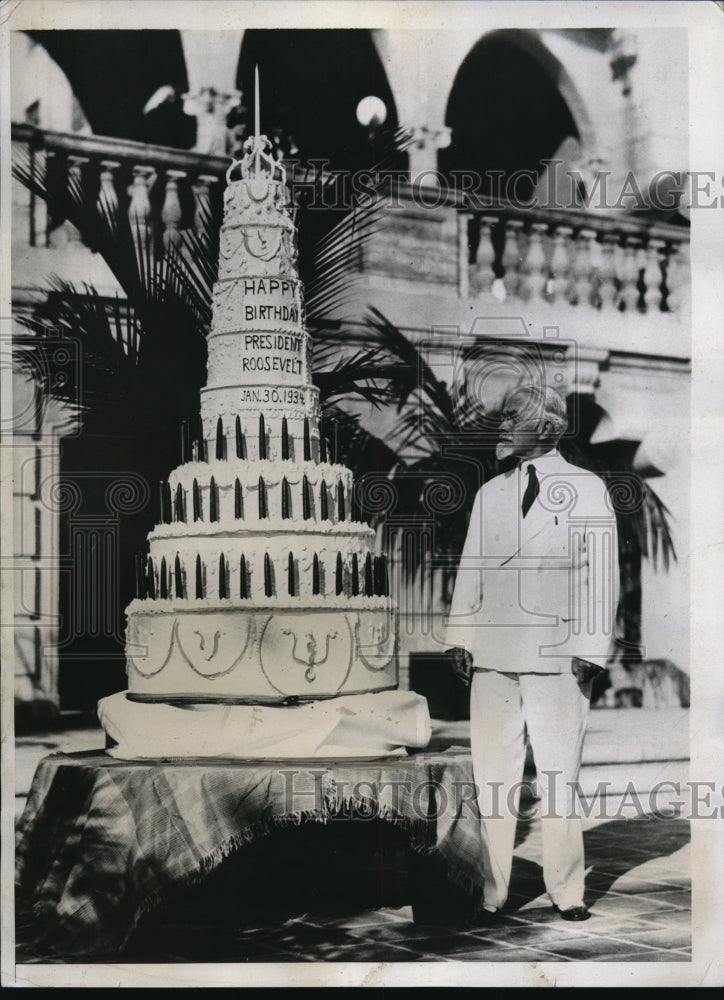 1933 Press Photo Col. Henry L. Doherty Stands by Huge Cake for Pres. Roosevelt