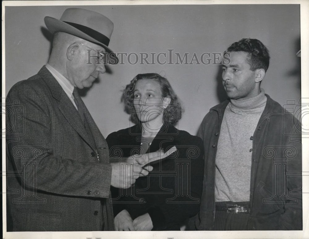 1942 Press Photo Inspector Marvin Dawell Talks With Mr &amp; Mrs Morris Miller- Historic Images