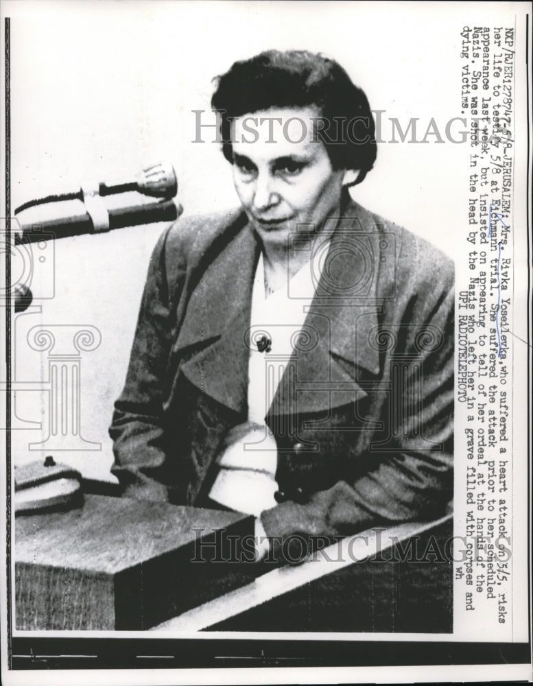 Load image into Gallery viewer, 1961 Press Photo Mrs. Rivka Yoseilevka risks her life to testify during trial.
