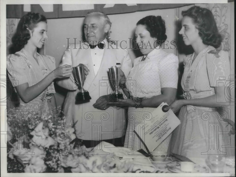 Load image into Gallery viewer, 1940 Press Photo Marcia &amp; Myra Kelly at Twins Convention with Mayor Dickmann
