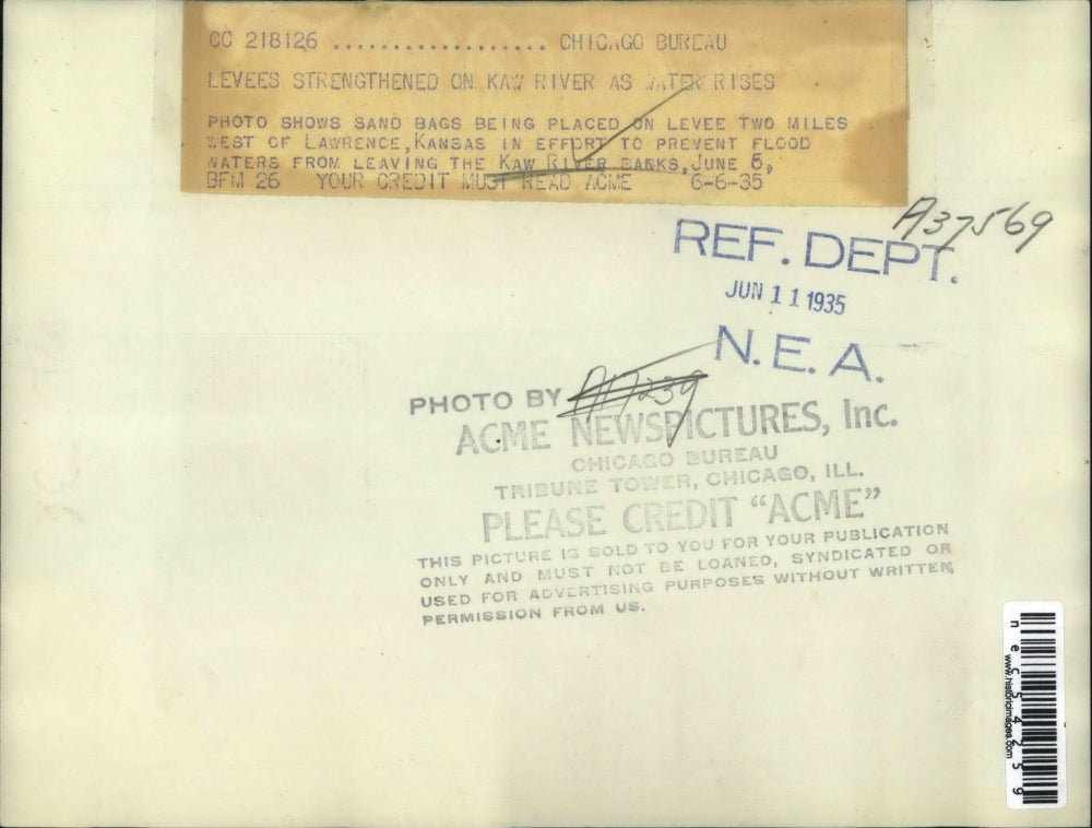 1935 Press Photo Sand Bags Being Plced on Levee on Kaw River Near Lawrence, KA