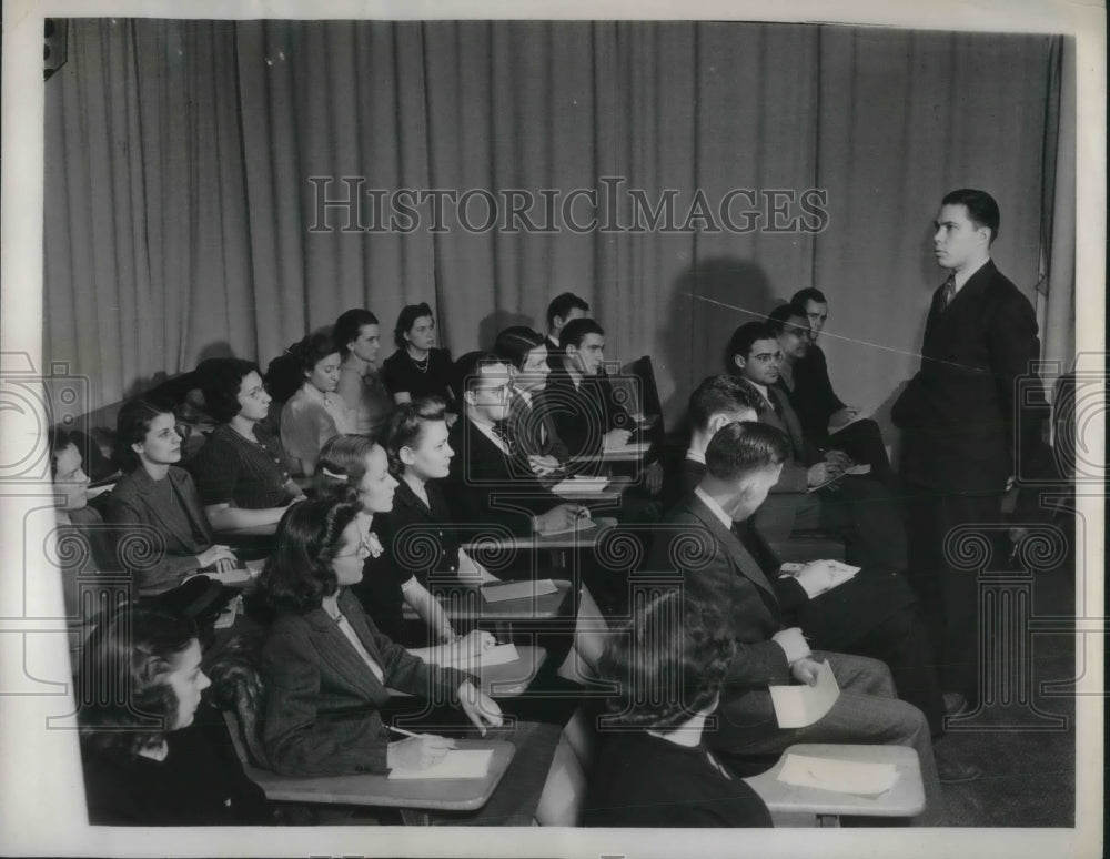 1941 Press Photo WWII Federal Employee Miss Paul Studies At CSC Secretary School- Historic Images