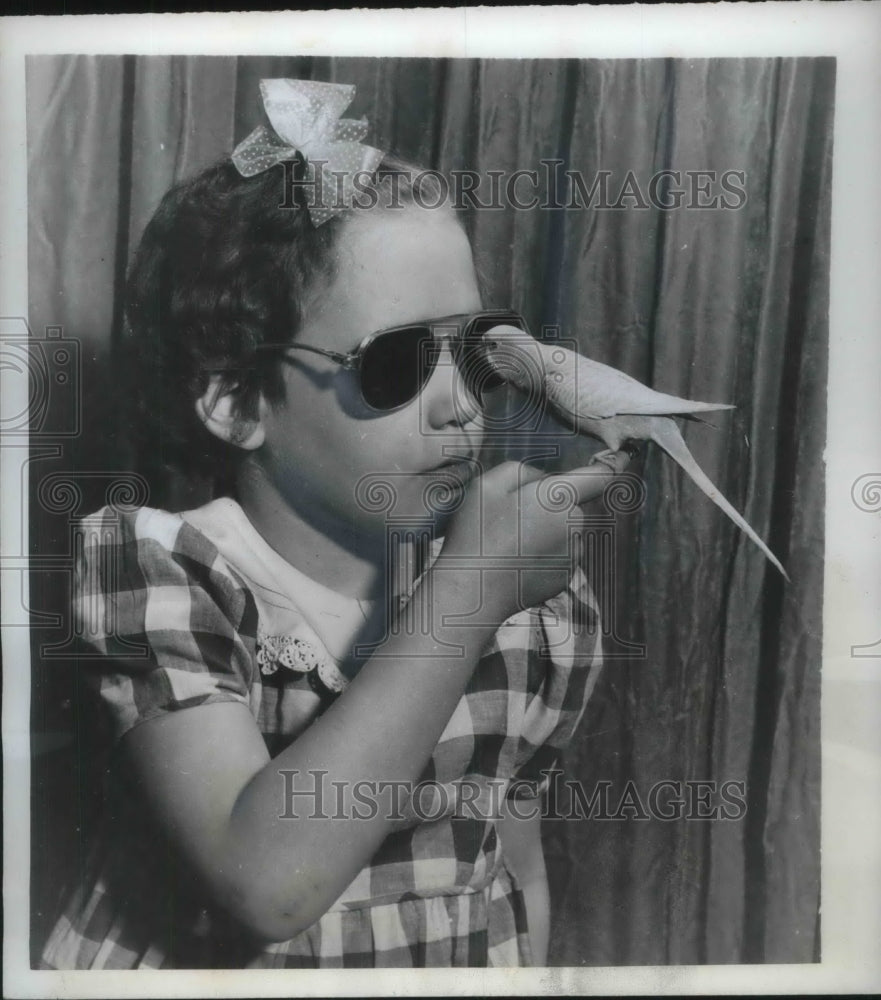 1950 Press Photo Sharon Lynn Gee could not fool parrott he could tell her