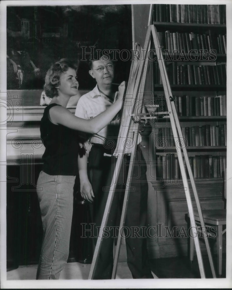 Load image into Gallery viewer, 1958 Press Photo Diane Zachago, Prof Walter Johnson, art class at U of I. conf.
