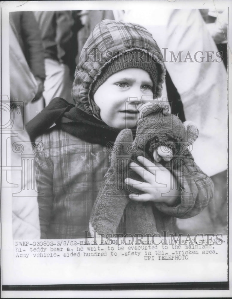 1962 Press Photo Danny Olliver Waits With Teddy Bear For New Jersey Evacuation