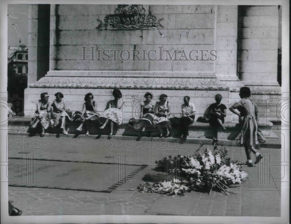 1955 Press Photo Parisian Tourists Sit At Base Of Arc De Triomphe & Soldier Tomb
