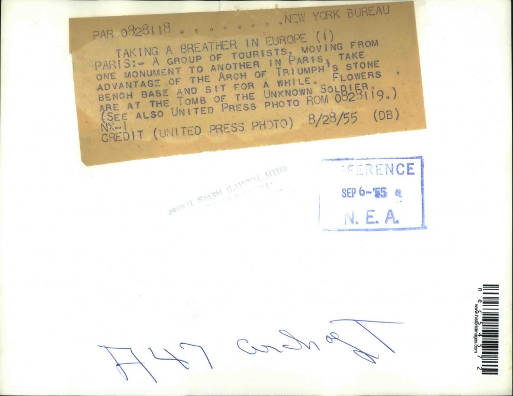 1955 Press Photo Parisian Tourists Sit At Base Of Arc De Triomphe & Soldier Tomb