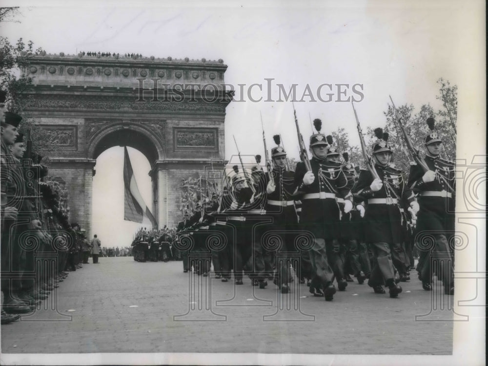 1957 Press Photo French Guards March At Arc De Triomphe On WWII Armistice Day